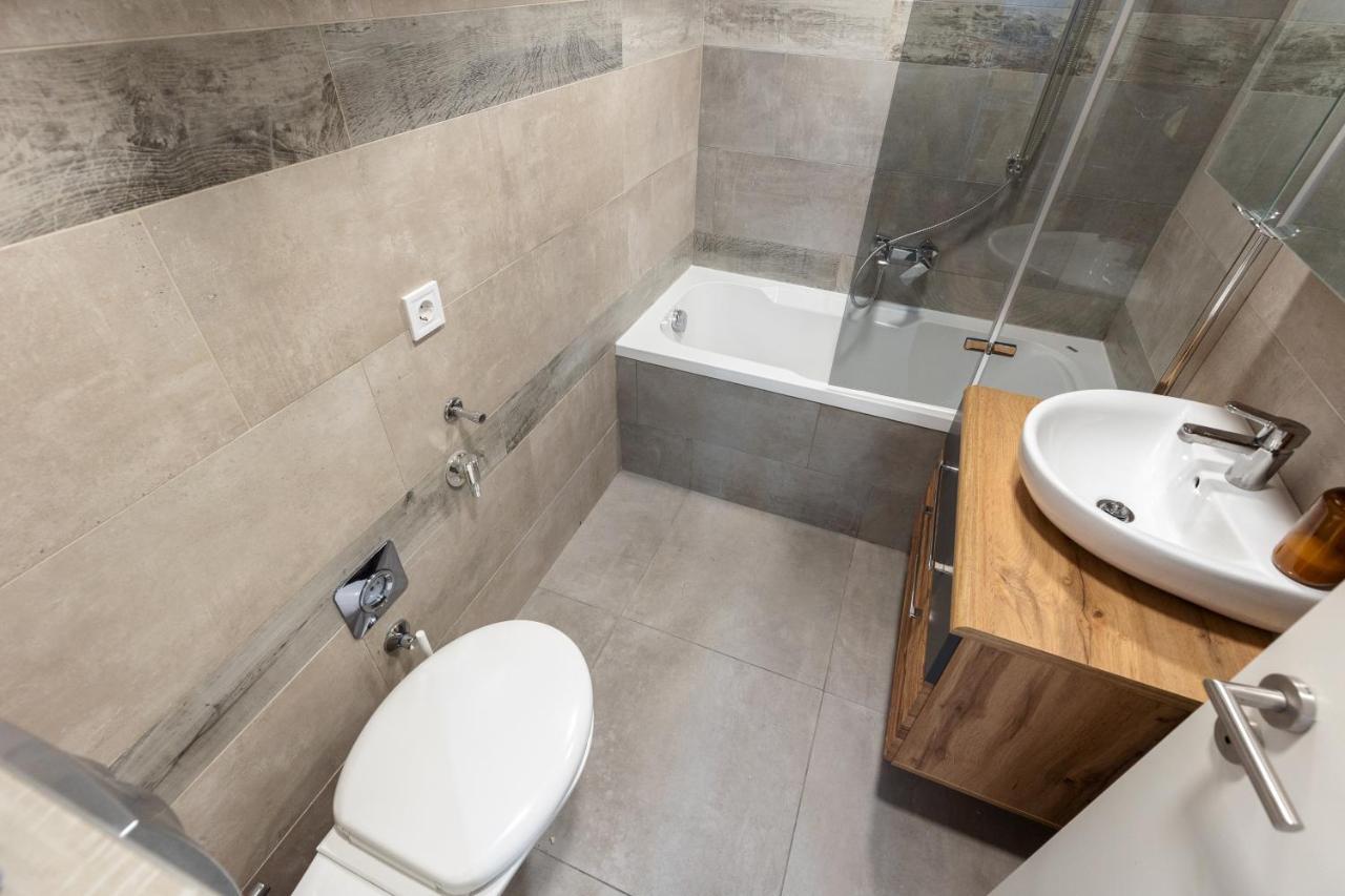 בודפשט Kazinczy 10 Apartment With 3 Bedrooms מראה חיצוני תמונה
